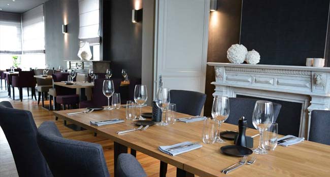 Cuisinez-nous un restaurant vous invite dans un intérieur chaleureux et moderne